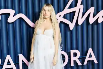 Sienna Miller mit weißem Schwangerschaftskleid