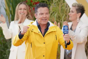 Die 10. Staffel der beliebten Sonntags Fernseh Show war von viel Regen begleitet. Ein Musikmix sorgte fuer Unterhaltung.