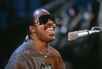 Stevie Wonder singt