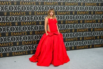 Suki Waterhouse zeigt Babybauch in Valentino-Kleid