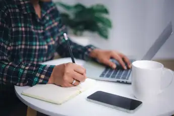 arbeitsplatz symbolbild arbeit schreibtisch