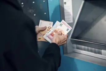 ehler am Geldautomaten können als Straftat gelten.