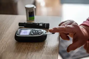 Fünf typische Anzeichen können auf einen unerkannten Typ‑2‑Diabetes hinweisen.