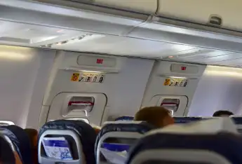 symbolbild flugzeug notausgang sitze flug