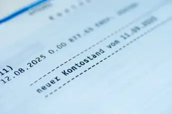IBAN-Betrug trifft Sparer mit falschen Festgeldangeboten und PayPal-Gastzahlungen.