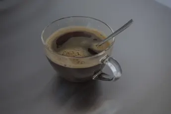 Langzeitstudien zeigen: Kaffee und Tee können Demenz vorbeugen.