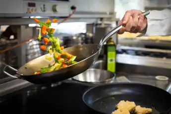 Koch-Gehalt in Deutschland: 3.423 Euro brutto im Monat im Schnitt.
