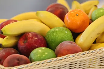 obst korb früchte symbolbild