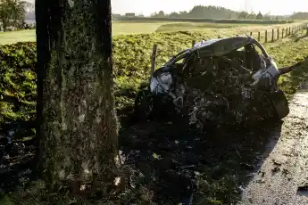 auto verbrannt ausgebrannt autobrand