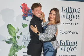 Valentin und Renata Lusin bei der Weltpremiere der Grand Show Falling in Love im Friedrichstadt-Palast Berlin