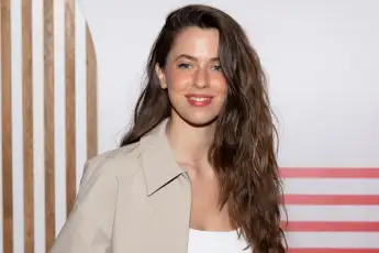 vanessa mai heiß freizügig haut beine unterwäsche look