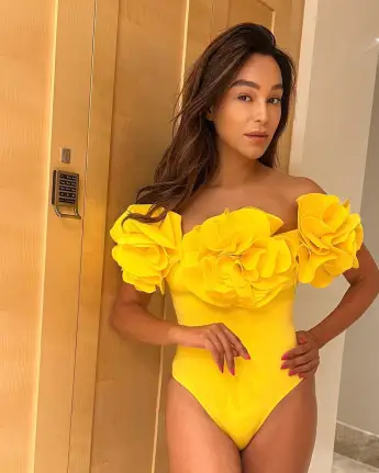 Verona Pooth im gelben Badeanzug