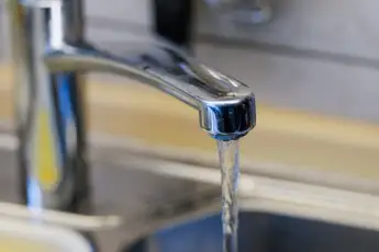 So entkalkt man den Wasserhahn blitzschnell
