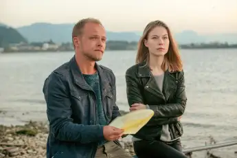 "Die Toten vom Bodensee - Familiengeheimnis" "Micha Oberländer" (Matthias Koeberlin) "Hannah Zeiler" (Nora Waldstätten)