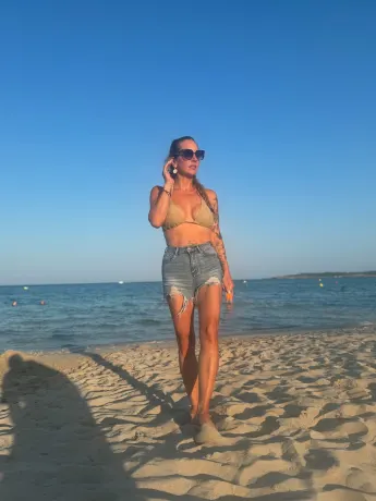 Danni Büchner in Hot-Pants und Bikini-Top