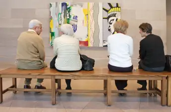 Rentner im Museum