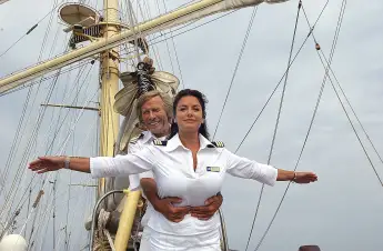 "Unter weißen Segeln"