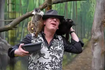 Ben Becker mit einem Affen