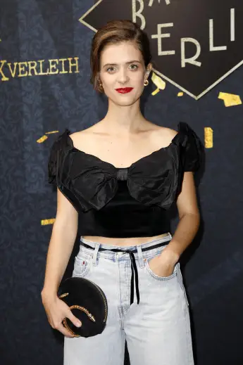 „Babylon Berlin“: SO sieht „Charlotte Richter“-Darstellerin Liv Lisa Fries im echten Leben aus