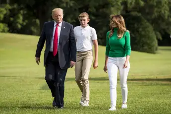 Donald Trump, Barron Trump und Melania Trump im August 2018