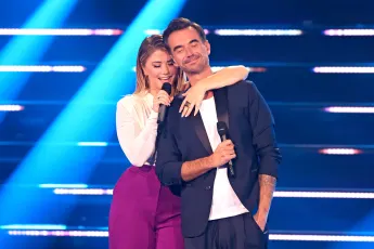Beatrice Egli und Florian Silbereisen kuscheln auf der Bühne bei „Der große Schlagerabschied“ für Jürgen Drews