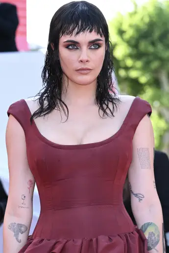 Cara Delevingne überrascht mit neuer Frisur