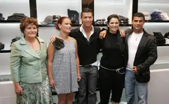 Mutter Maria Dolores dos Santos Aveiro, Schwester Elma Aveiro, Cristiano Ronaldo, Schwester Katia Aveiro und Bruder Hugo Aveiro