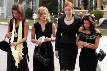 „Desperate Housewives“ Staffel zwei Folge eins: Teri Hatcher als Susan Mayer, Felicity Huffman als Lynette Scavo, Marcia Cross als Bree Van De Camp, Eva Longoria als Gabrielle Solis