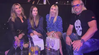 Carmen, Davina, Shania und Robert Geiss posieren zusammen für ein Instagram-Foto im August 2022