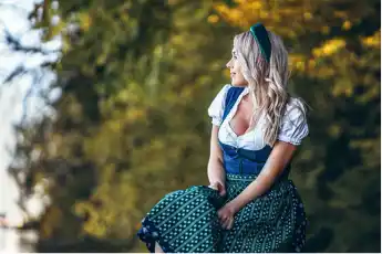 Moderne Trachtenmode mit Samt, Spitze und Stilbruch neu interpretiert.