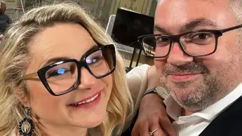 „Hochzeit auf den ersten Blick“-Expertin Dr. Sandra Köhldorfer und Ryan Bank machen ein Selfie nach ihrer Verlobung im TV