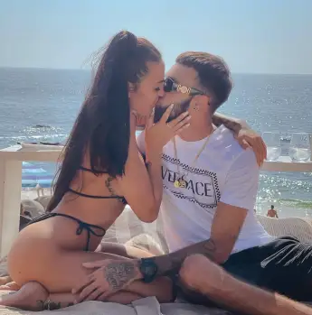 Elena Miras und Rapper Xellen7 küssen sich im Urlaub 2021