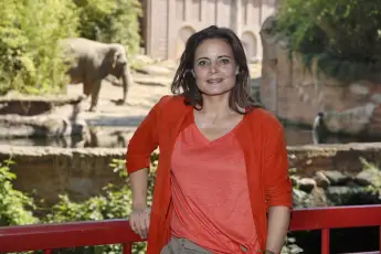 Schauspielerin Elisabeth Lanz bei einem Fototermin für die Serie „Tierärztin Dr. Mertens“ im Leipziger Zoo 2018