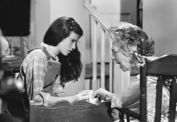 „Elizabeth Walton“ und „Esther Walton“