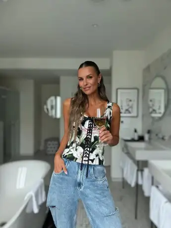 Laura Wontorra heizt im Korsagen-Top ein