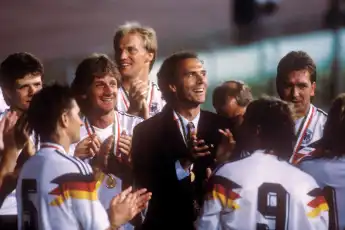 DFB-Teamchef Franz Beckenbauer im Kreise seiner Spieler, hinten v. li.: Andreas Möller, Frank Mill, Hans Pflügler und T