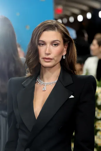 Hailey Bieber spricht offen über die Geburt ihres Sohnes