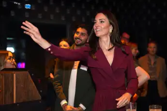 Ungewohnter Anblick: Herzogin Kate zeigt Ausschnitt