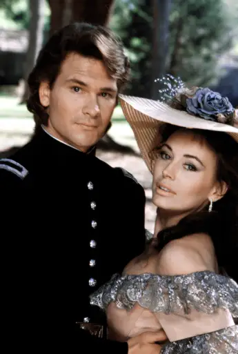 Patrick Swayze und Lesley-Anne Down in „Fackeln im Sturm“