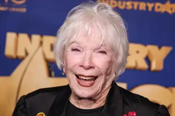 Shirley MacLaine lacht