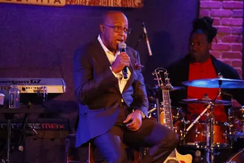 Peabo Bryson singt