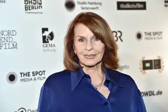 Senta Berger hat sich bei einem Sturz schwer verletzt.