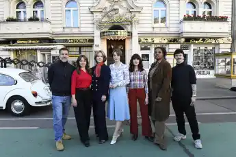 Ku’damm-Darsteller vor dem Drehort in der Richard-Wagner-Straße.