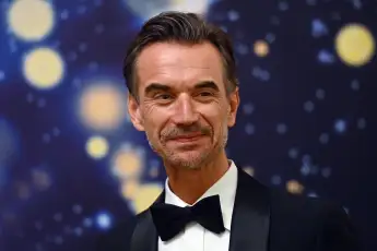 Florian Silbereisen durfte in der neuen „Traumschiff" Folge Valentina Pahde küssen.