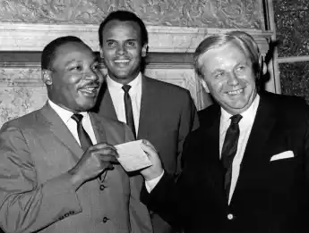 Harry Belafonte (Mitte) und Dr. Martin Luther King mit Tore Tallroth
