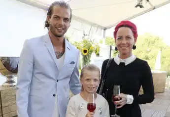Dennis Diekmeier mit Tochter Delani und Ehefrau Dana beim Glow & Glory Charity Dinner by Cornelia P
