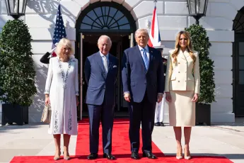 Donald und Melania Trump und König Charles III. mit Camilla