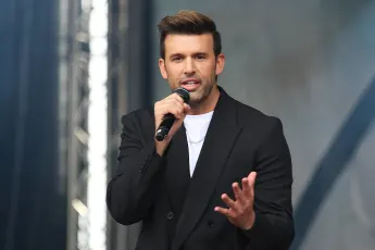 Jay Khan singt auf der Bühne