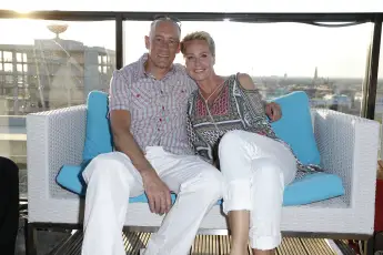 Sonja Zietlow und ihr Mann Jens Oliver Haas sitzen nebeneinander auf einer Couch im Juli 2016