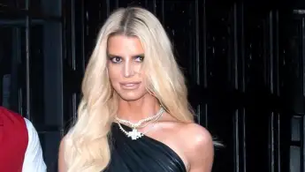 Jessica Simpson in einer langen schwarzen Robe 2023
